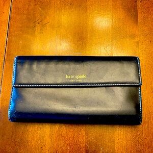 Kate Spade classic wallet w/ckbook.Snap closure.Black w/green lining.